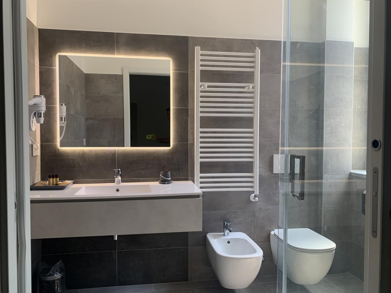 Bagno moderno con doccia della casa vacanze Milano Ripa 150
