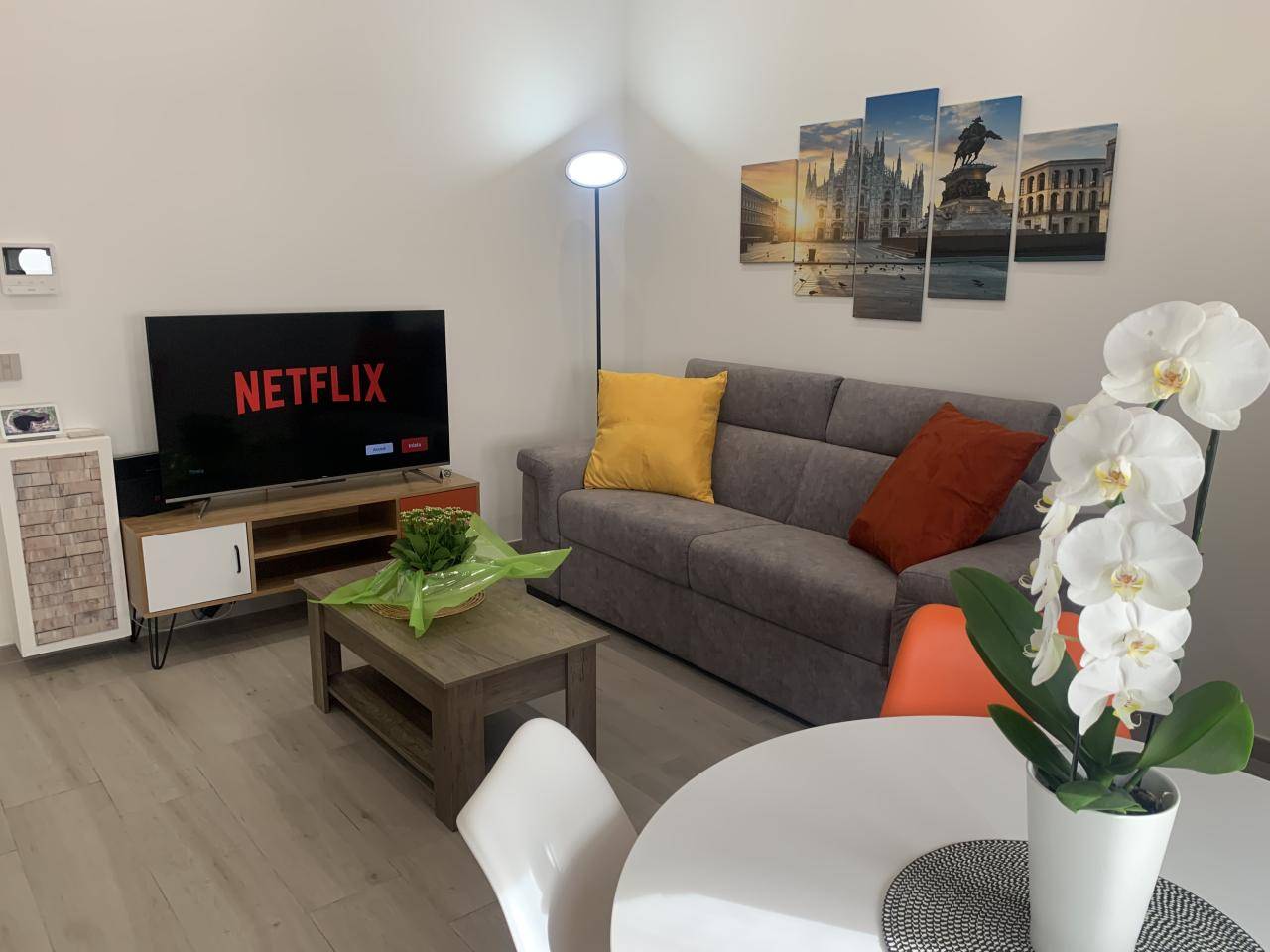 Soggiorno elegante con divano e TV dell'appartamento Ripa 150 a Milano