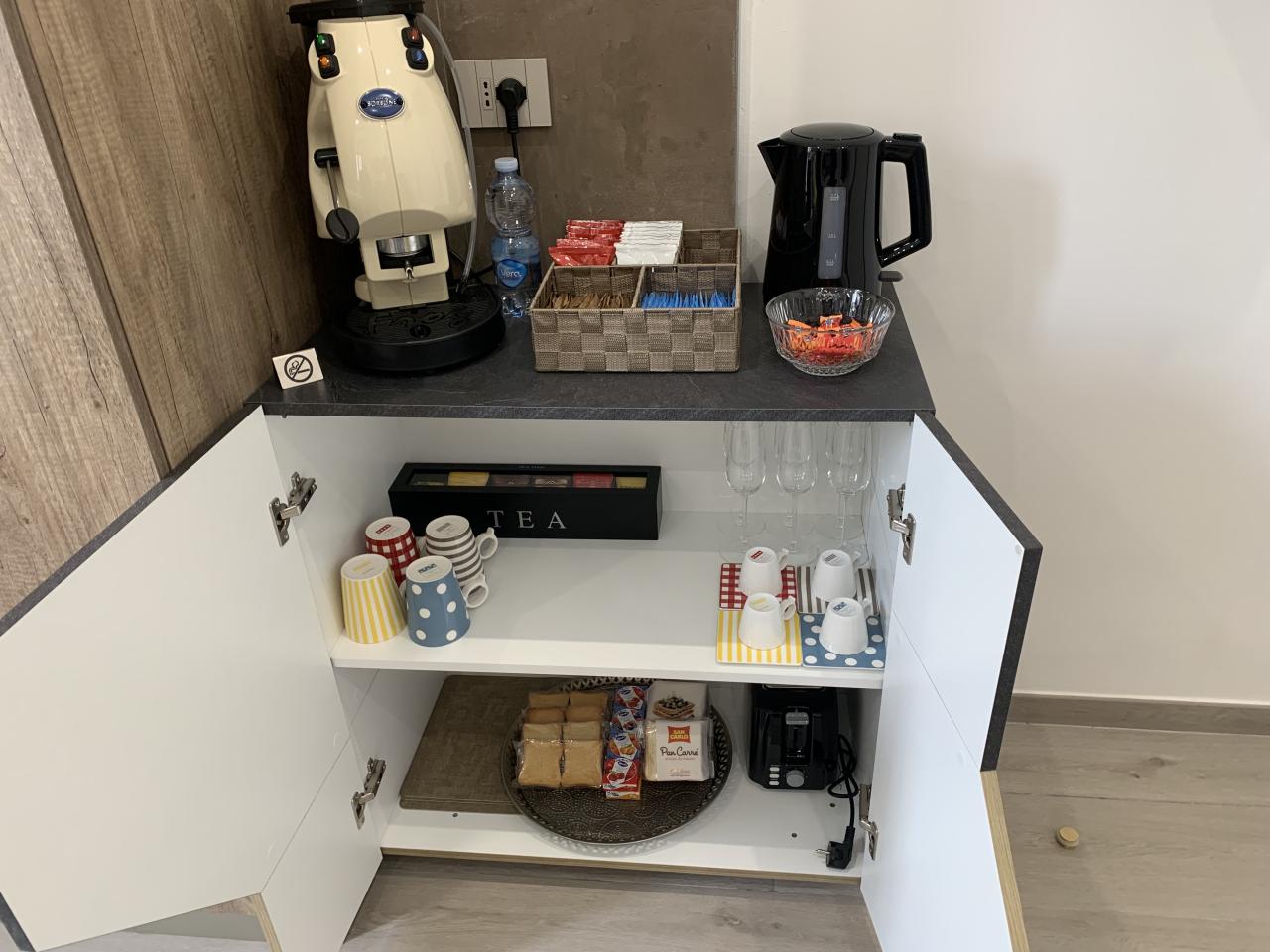 Macchina caffe te e dotazione colazione in appartamento
